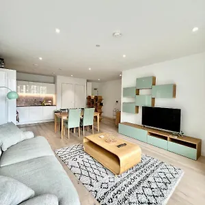 Luxury 2 Bedroom 2 Bathroom - Airport Apartment London